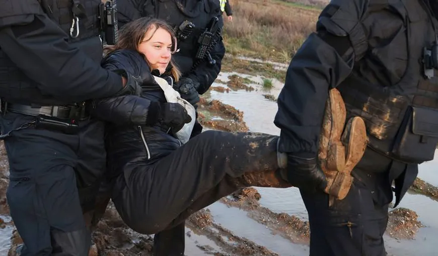 Greta Thunberg a fost reţinută de poliţie după arestarea lui Andrew Tate. Cei doi au avut un schimb viral de replici pe internet VIDEO