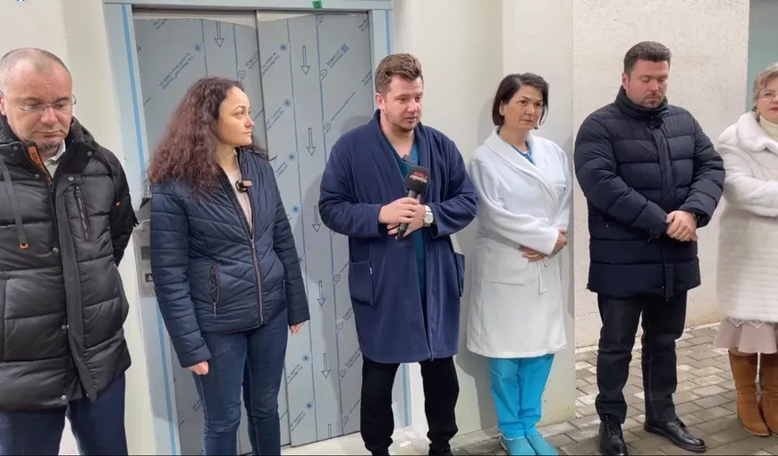 Ce penibil! Inaugurarea liftului la „Spitalul Vechi” din Rădăuţi este radiografia tristă a României în 2023! 8 persoane s-au strâns să se laude în faţa uşilor liftului