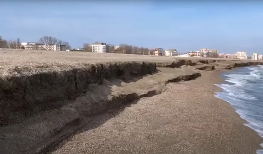 VIDEO + FOTO: Cratere ca pe lună, la Mamaia. Cum s-a transformat plaja lărgită după primele furtuni