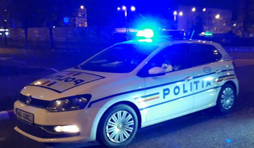 Mașina de poliție furată de sub nasul agenților. Un scandalagiu a plecat cu autospeciala în timp ce polițiștii încercau să aplaneze o ceartă pe Facebook