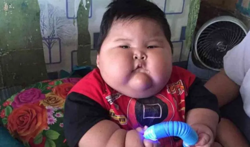 Bebelușul gigant din Indonezia! Este atât de gras încât încape în hainele tatălui său