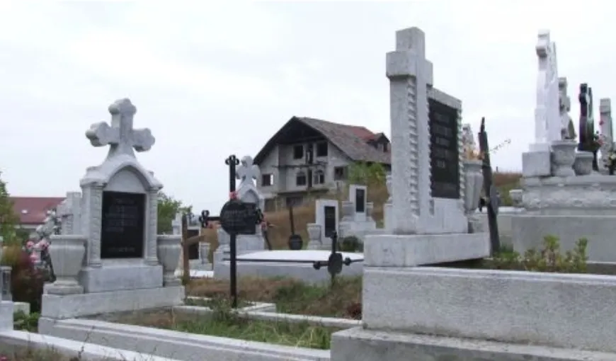 Cimitir transformat în ring de lupte. S-au luat la bătaie cu lopeți, ciocane, macete și bâte în timpul unei înmormântări