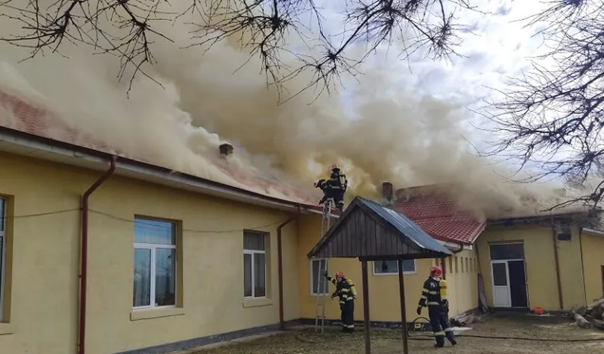 Incendiu violent la o şcoală din România. Elevii şi profesorii au ieşit panicaţi de la ore VIDEO