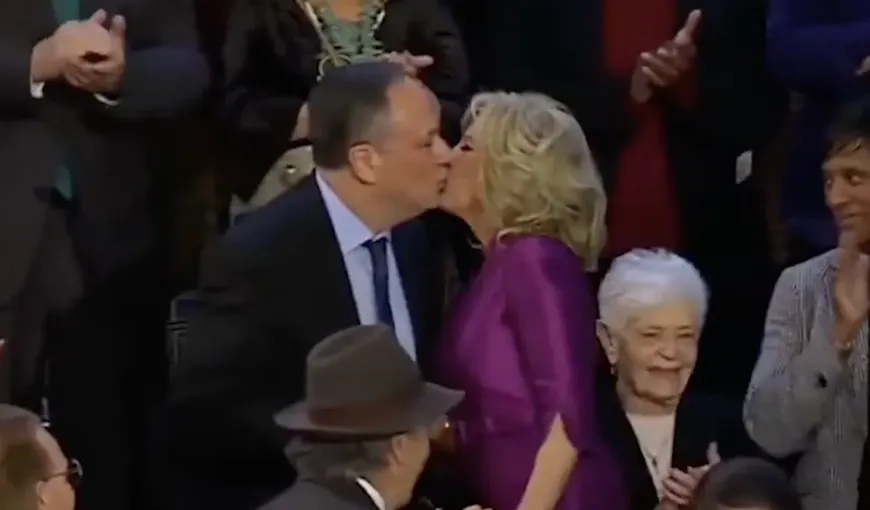 VIDEO VIRAL Moment bizar în timpul discursului preşedintelui SUA. Jill Biden l-a sărutat pe buze pe soţul vicepreşedintei Kamala Harris