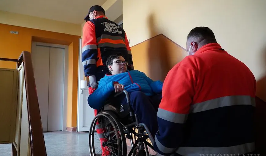 Scene halucinante în Oradea: Ambulanţierii l-au urcat 7 etaje pe un elev imobilizat în cărucior după ce liftul a fost deconectat de la curent