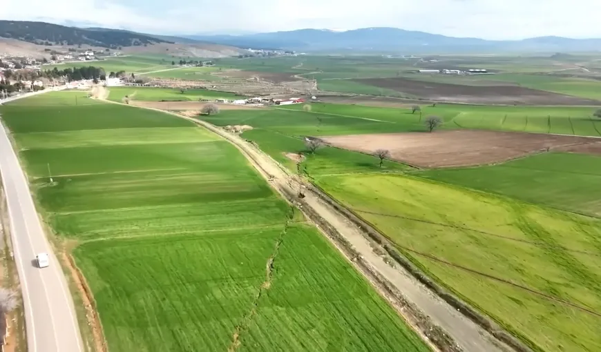 Imagini șocate. Pământul s-a crăpat pe o lungime de kilometri în urma cutremului din Turcia VIDEO