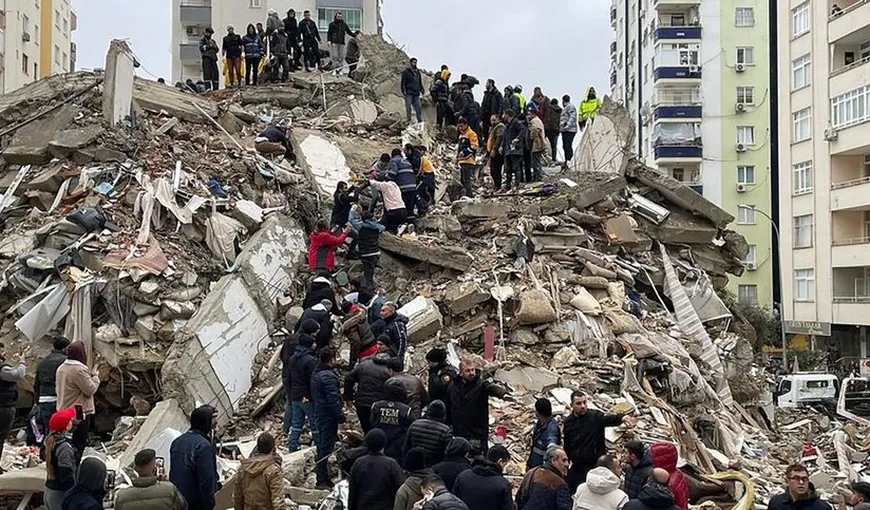 Imagini impresionante după cutremurul din Turcia. Un tată îşi ţine de mână fiica moartă, prinsă sub dărâmături