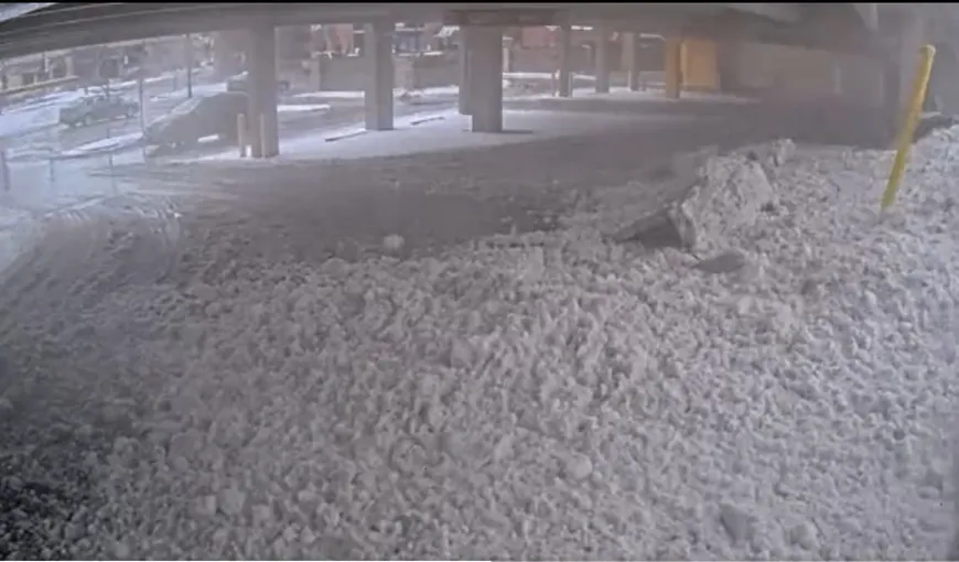 Momentul în care tavanul unei parcări se prăbușește sub greutatea zăpezii VIDEO