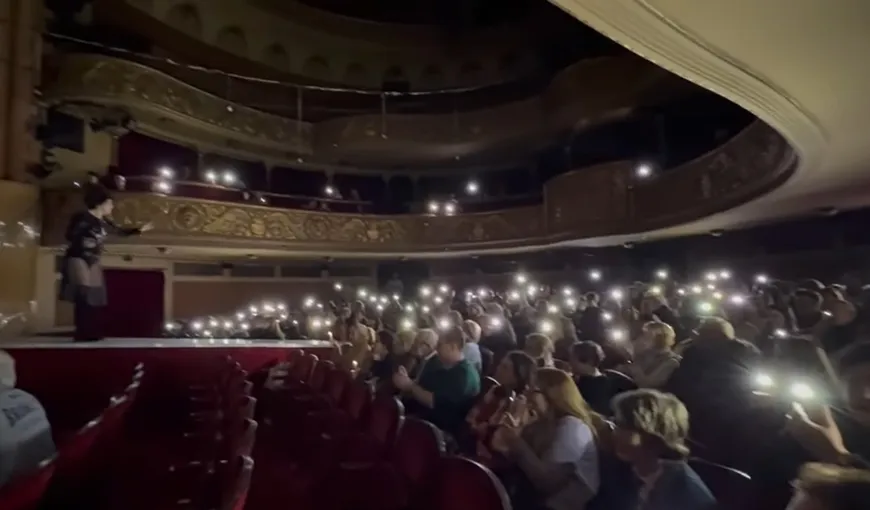 Piesa de teatru ”O scrisoare pierdută” s-a jucat la lumina telefoanelor spectatorilor. Pană de curent la Timișoara