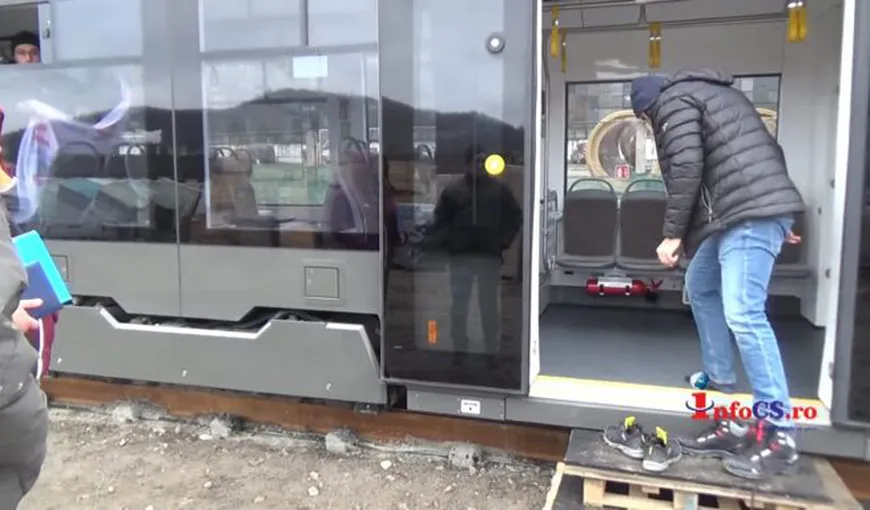 Viralul săptămânii: un român s-a descălţat la urcarea într-un tramvai nou VIDEO