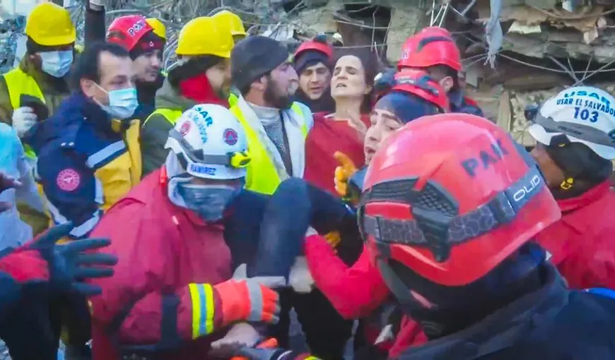 Miracole după cutremur: O femeie şi un copil de cinci ani au fost scoşi în viaţă de sub dărâmături, după aproape o săptămână. VIDEO