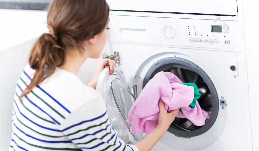 Lucruri pe care să nu le faci când speli rufele. Greșelile care îți pot strica hainele și mașina de spălat