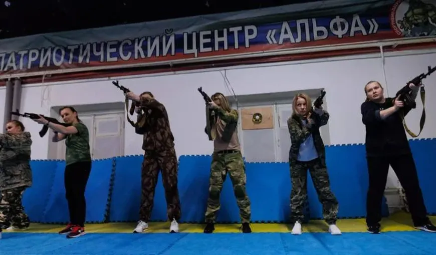 „Garda femeilor din Urali”, gata să moară pentru Vladimir Putin. Cum se pregătesc rusoaicele cu puştile Kalaşnikov în mâini VIDEO