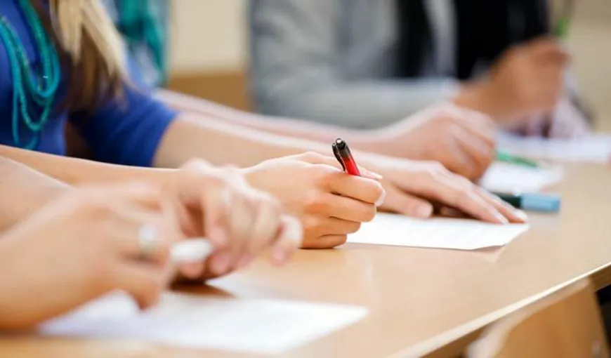 Aproape 13.000 de elevi au lipsit de la proba de română la simulare Evaluare Națională 2023. Patru au fost eliminați pentru că au încercat să copieze