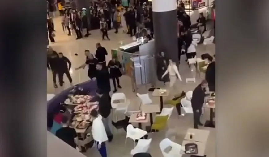 VIDEO: Bătaie generală într-un mall din România. S-au aruncat mese, scaune, cuțite și tăvi. Haos total