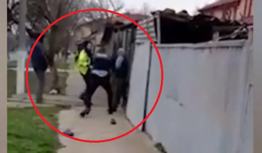 VIDEO | Episod bizar în România: trei polițiști, bătuți cu bastonul de un bărbat de 59 de ani