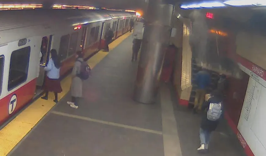Tavanul metroului din Massachusetts s-a prăbuşit chiar când ieşeau călătorii VIDEO