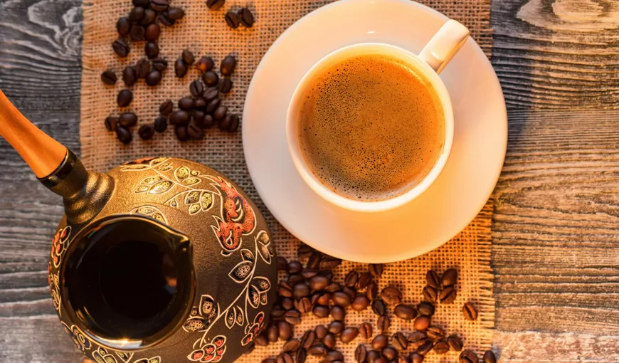 Cafeaua, elixirul dimineţilor, va avea un gust sublim cu acest banal ingredient. Se adaugă după fierbere