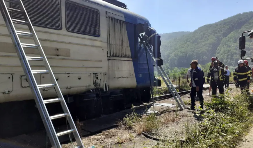 O locomotivă a deraiat în judeţul Vâlcea, trafic blocat după ce un rezervor s-a spart