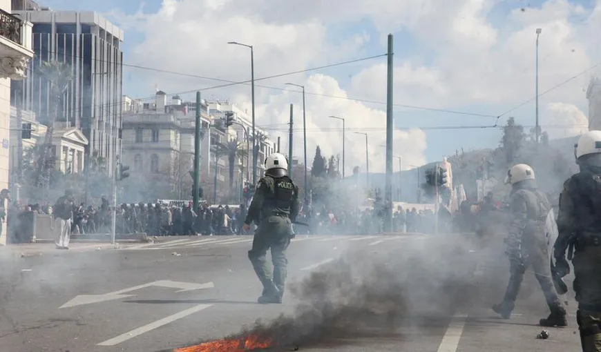 Protest la Atena după catastrofa feroviară în care au murit 57 de oameni. Ciocniri violente între manifestanţi şi poliţie