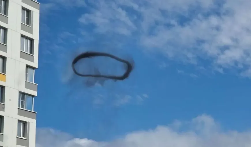 VIDEO Locuitorii Moscovei, speriaţi de mai multe cercuri negre apărute pe cer