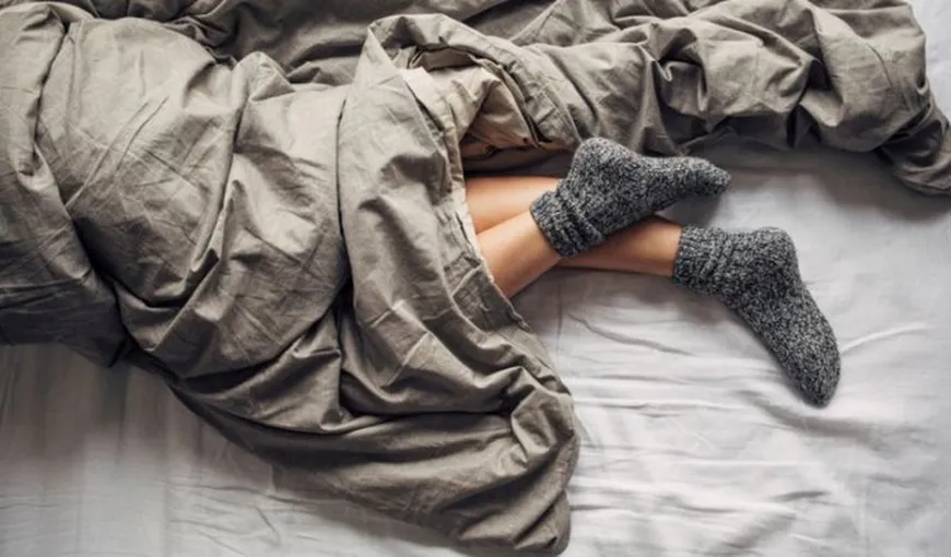 Ce se întâmplă dacă dormi cu șosete în picioare. Miracolele pe care le poate face acest obicei