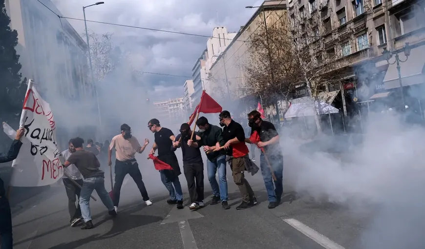 Revoltă de proporții în Grecia sub sloganul ”Sună-mă când ajungi”. Care este semnificația tragică a mesajului