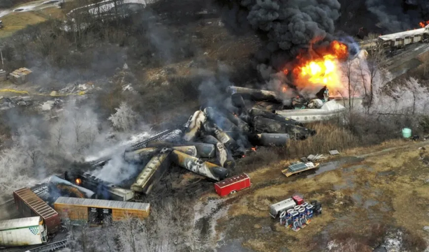 Un tren ce transporta etanol a deraiat în SUA. Populaţia din zonă a fost evacuată