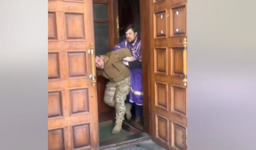 Un preot a bătut măr un soldat ucrainean în biserică. Toată scena a fost filmată VIDEO