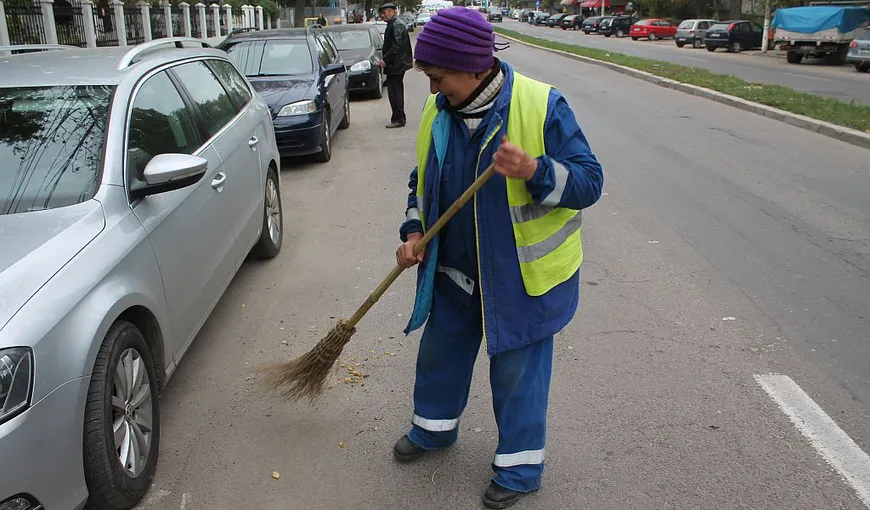 Cât mai câștigă un măturător de stradă în România. Salariile în domeniul salubrității în 2023
