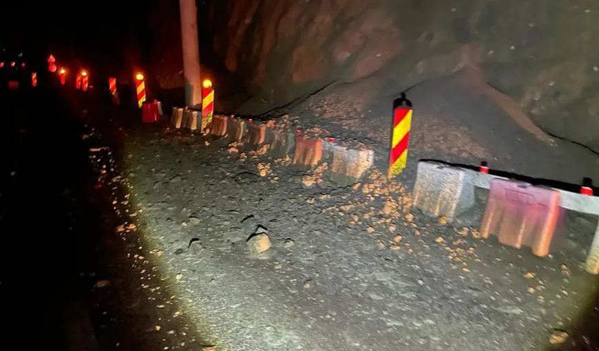 Restricții de trafic din cauza unor noi căderi de pietre pe centura oraşului Călimăneşti. Trafic deviat pe Valea Oltului