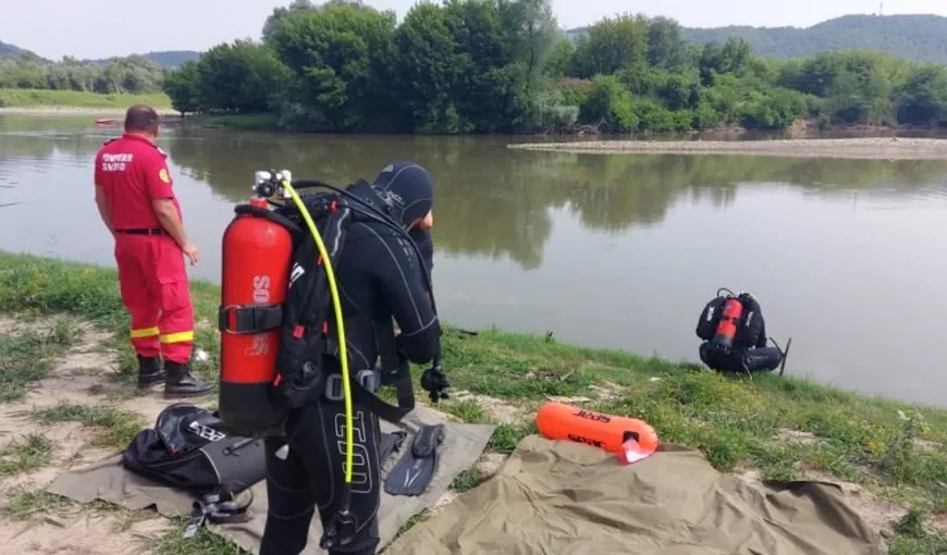 Tragedie în apele râului Mureș. O barcă gonflabilă, în care se aflau 12 persoane, s-a răsturnat. Un copil de trei ani a murit înecat, iar patru persoane, printre care doi minori, sunt dați dispăruți