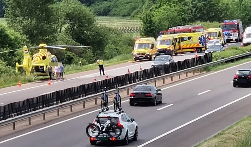 Un microbuz românesc implicat într-un accident teribil, pe o autostradă din Ungaria. O persoană a murit și alte trei au fost rănite. VIDEO