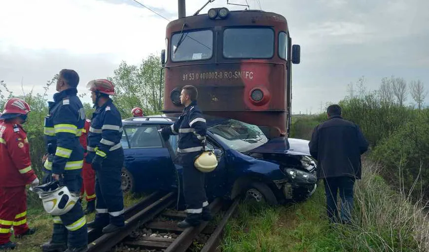 Un tânăr a murit şi o femeie este rănită, după ce un tren s-a ciocnit cu o maşină în Harghita