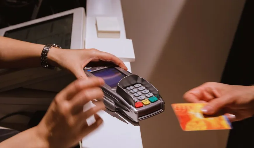 Greşeala imensă pe care o fac mulţi români care au card de credit. Cum pierd foarte mulţi bani