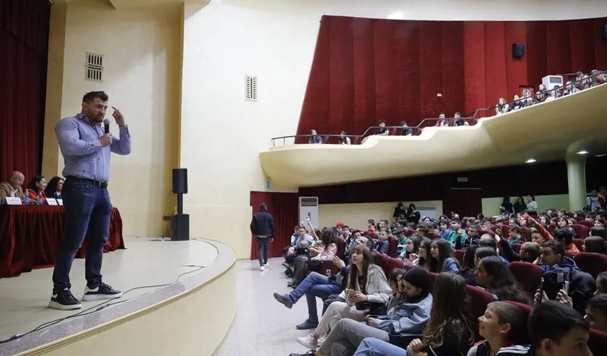 Cătălin Moroşanu, campanie anti-bullying în şcoli: „Morcoveaţă, Grasu sau Roşcovanu au fost primele mele porecle”