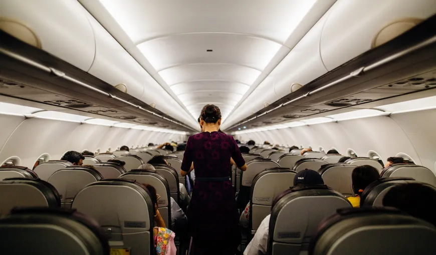 Cât câștigă o stewardesă în 2023. Salariile de bază pot ajunge la câteva mii de euro pe lună, iar la acestea se adaugă și bonusuri
