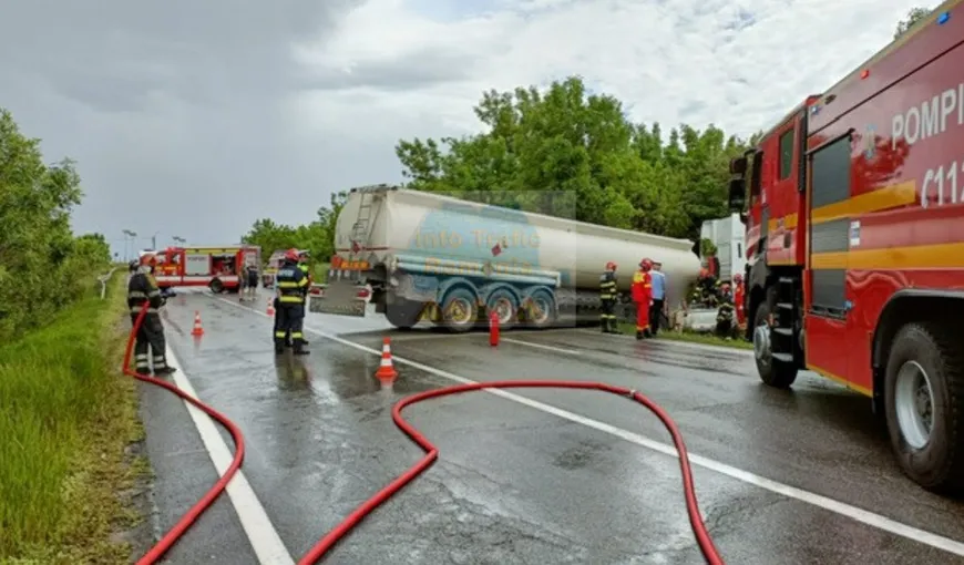 Trafic oprit pe DN2, în județul Suceava, după ce o cisternă înmatriculată în Ucraina a intrat în șanț