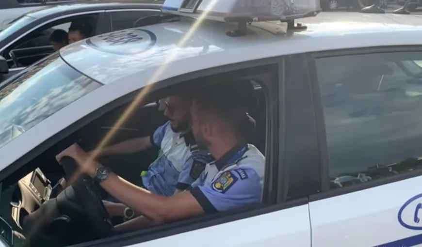 VIDEO Poliţişti de la „rutieră” prinşi în flagrant în Bucureşti şi mustraţi de un pieton: „Încălcaţi legea şi daţi exemplu prost altor şoferi. Să vă amendaţi colegul şi el pe dumneavoastră”