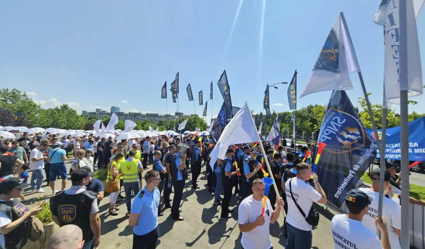 Protest de amploare al polițiștilor și al grefierilor în fata Parlamentului nemulţumiţi de modificarea pensiilor militare şi a celor de serviciu