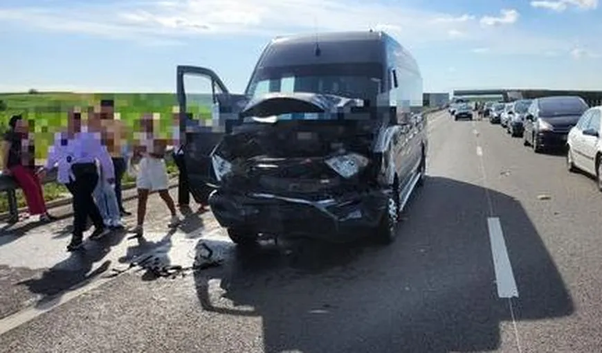 FOTO | Accident pe Autostrada A3: microbuzul cu 16 persoane și autoturismul s-au ciocnit violent
