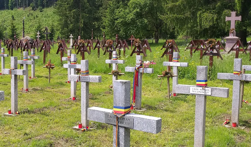 Şeful CJ Harghita reclamă o acţiune ilegală de amplasare a 150 de cruci de lemn în Cimitirul eroilor din Valea Uzului