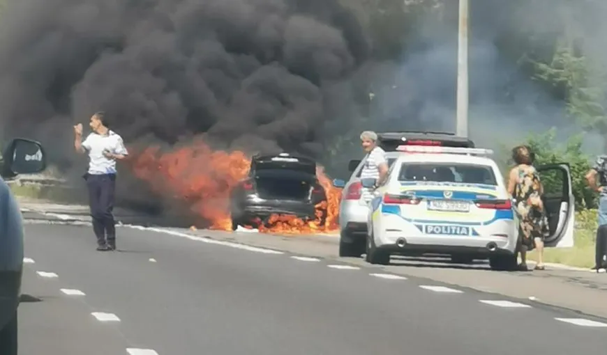 Panică pe Autostrada Soarelui, după ce o mașină a luat foc în mers. Vizibilitate scăzută din cauza fumului negru