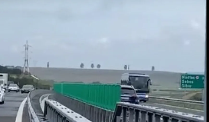Şofer inconştient pe autostrada A1! A condus un autocar cu 32 de pasageri cu spatele pe banda de urgenţă VIDEO