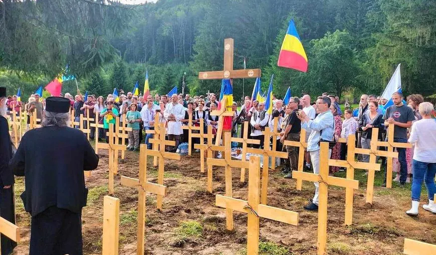 Nou scandal la Valea Uzului. Un grup de naționaliști au montat cruci de lemn pe locul celor demolate: ”Am demonstrat Împreună că identitatea națională nu se poate șterge”