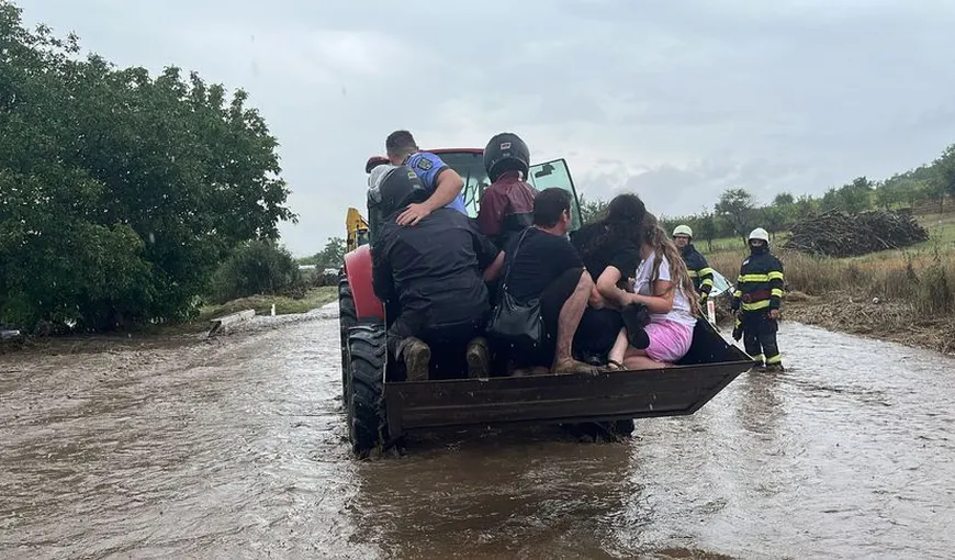 Mașini luate de ape după o viitură puternică în Tulcea