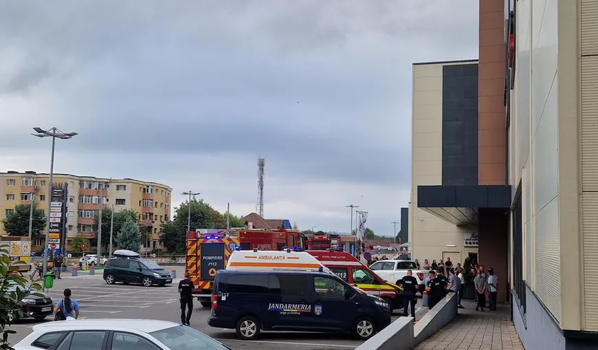 Alertă de incendiu la mall-ul din Targu Jiu. Oamenii au fost evacuaţi, pompierii au aflat sursa alarmei