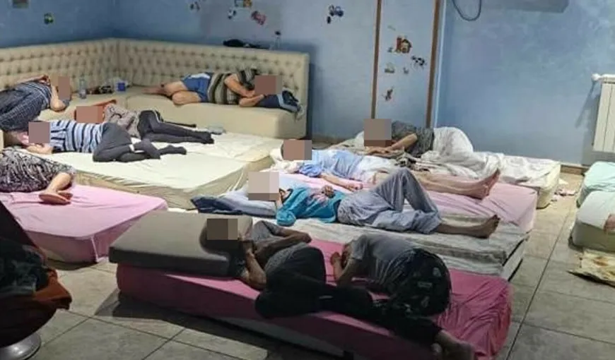 Bătrâni culcați pe jos, înghesuiți în subsolul unui nou azil al groazei, închis oficial din iulie