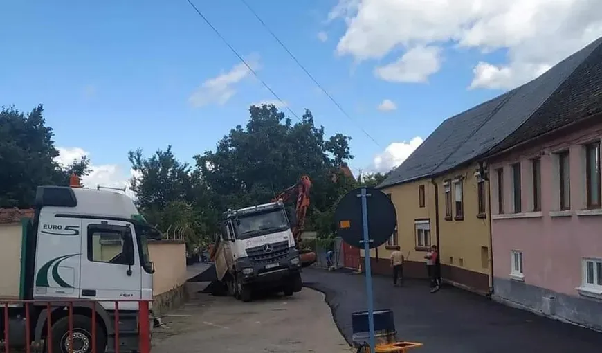 Camion scufundat în asfalt după ce strada s-a surpat sub greutatea lui VIDEO