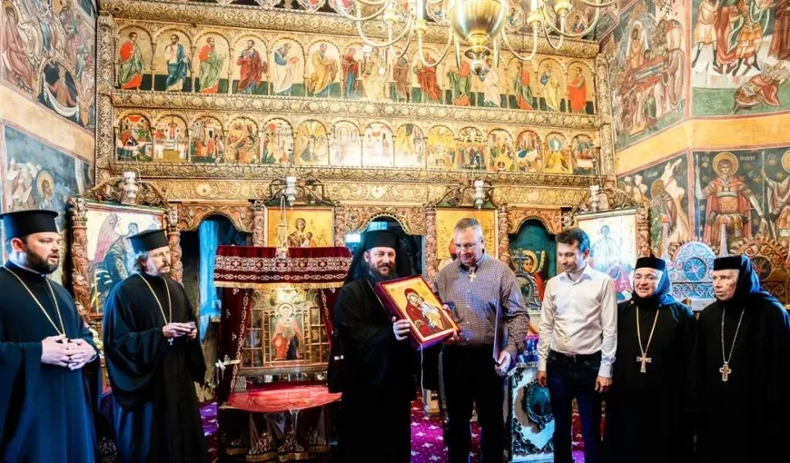Nicoale Ciucă, preşedintele Senatului, a primit Ordinul „Crucea Bucovinei” la Voroneţ. „Prin ceea ce facem pentru Biserica Română nu facem nimic altceva decât să continuăm să clădim şi să susţinem unul din stâlpii de bază ai naţiunii române”